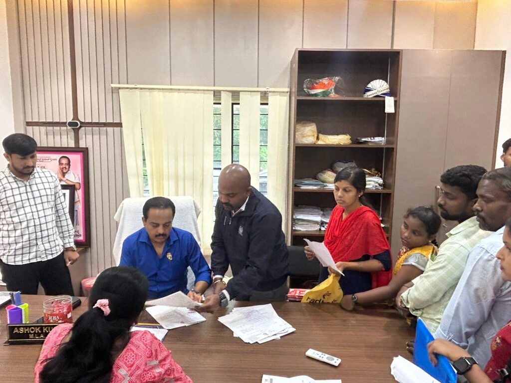 ಪುತ್ತೂರು : ಇಲ್ಲಿನ ಶಾಸಕ ಅಶೋಕ್ ರೈ ಅವರು ಕಚೇರಿಯಲ್ಲಿ ಜೂ.16ರಂದು ಸಾರ್ವಜನಿಕ ಆಹವಾಲು ಸ್ವೀಕರಿಸಿದರು. ನಮ್ಮ ಸಂಸ್ಥೆ 𝟭𝟴𝗡𝗘𝗪𝗦 𝗣𝗨𝗧𝗧𝗨𝗥 ಇದರ ಮೂಲಕ ಸಾರ್ವಜನಿಕ ಉದ್ದೇಶದಿಂದ ಸವಣೂರು ಮೆಸ್ಕಾಂ ಕಚೇರಿಗೆ ಖಾಯಂ ಜೂನಿಯರ್ ಇಂಜಿನಿಯರ್ ಗಳನ್ನು ನೇಮಿಸುವಂತೆ ಮನವಿ ನೀಡಲಾಯಿತು .